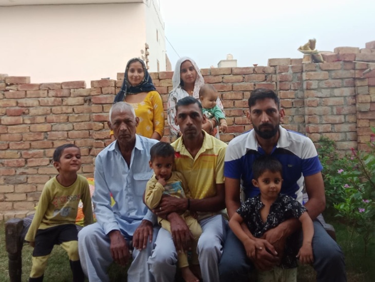 अपने परिवार के साथ सोनू सिंह (नीली टीशर्ट में)। - फाइल फोटो