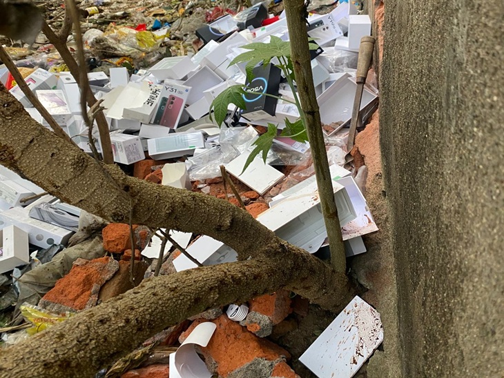 दुकान के पीछे मिले मोबाइल के खाली डिब्बे