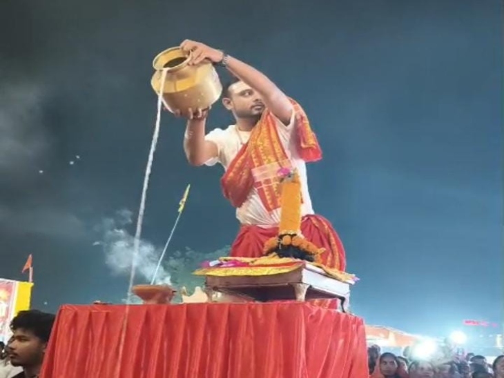 मां हसदेव का 108 लीटर दूध से अभिषेक किया गया।