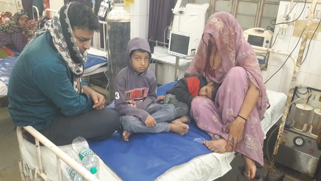 हादसे में मामूली घायल हुए राकेश (32), पत्नी सीमा (31), बेटा अंशुल (5) और अभिषेक (3) को आसींद CHC में भर्ती कराया गया।