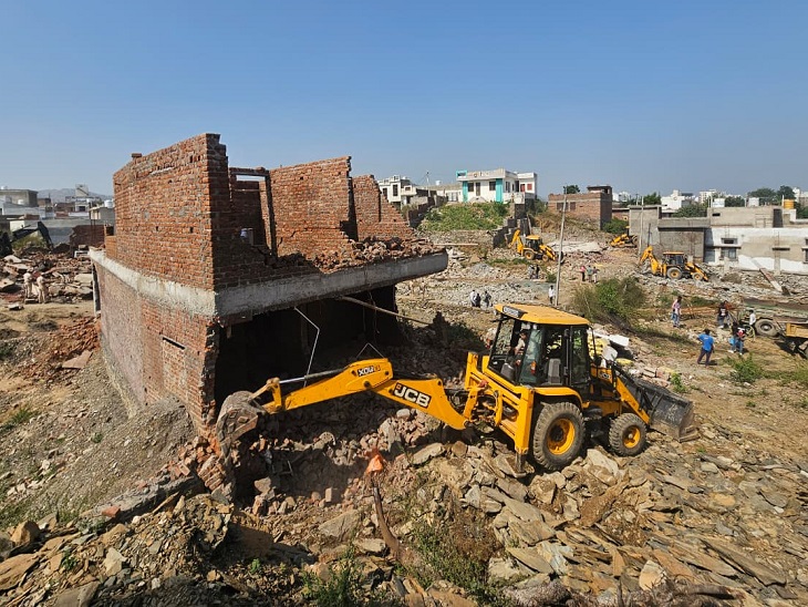 उदयपुर के सविना खेड़ा में निर्माण को ध्वस्त करते हुए।
