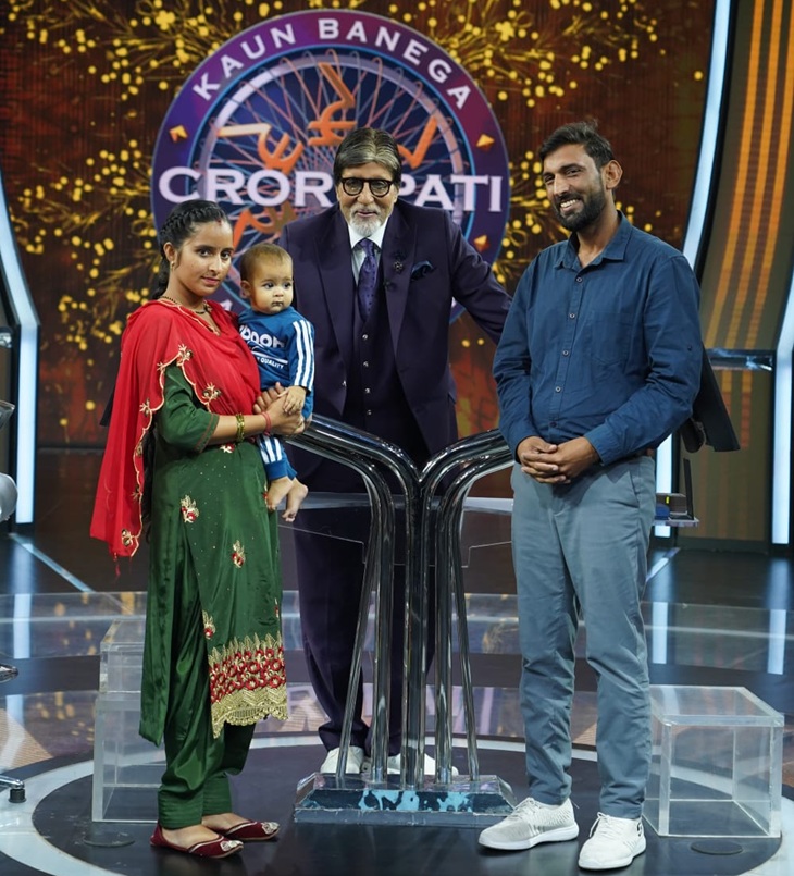 सोनू KBC में अपनी पत्नी विनोद के साथ पहुंचे थे। शो के मंच पर इन दोनों ने अमिताभ बच्चन के साथ फोटो खिंचवाया।