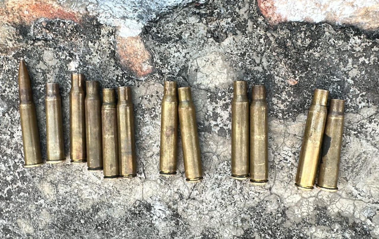 मुठभेड़ के दौरान डकैतों द्वारा पुलिस पर चलाई गोलियों के खाली खोके पुलिस ने बरामद।