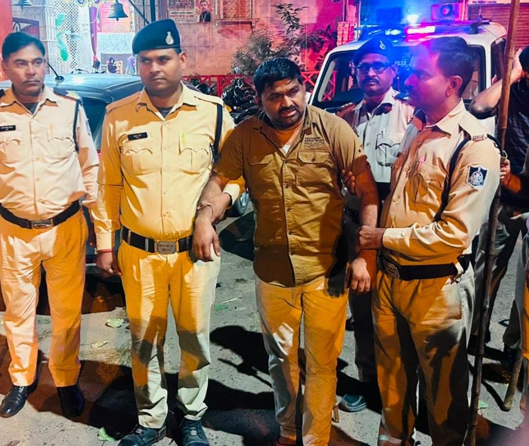 पुलिस गिरफ्त में रिंकू कमरिया।