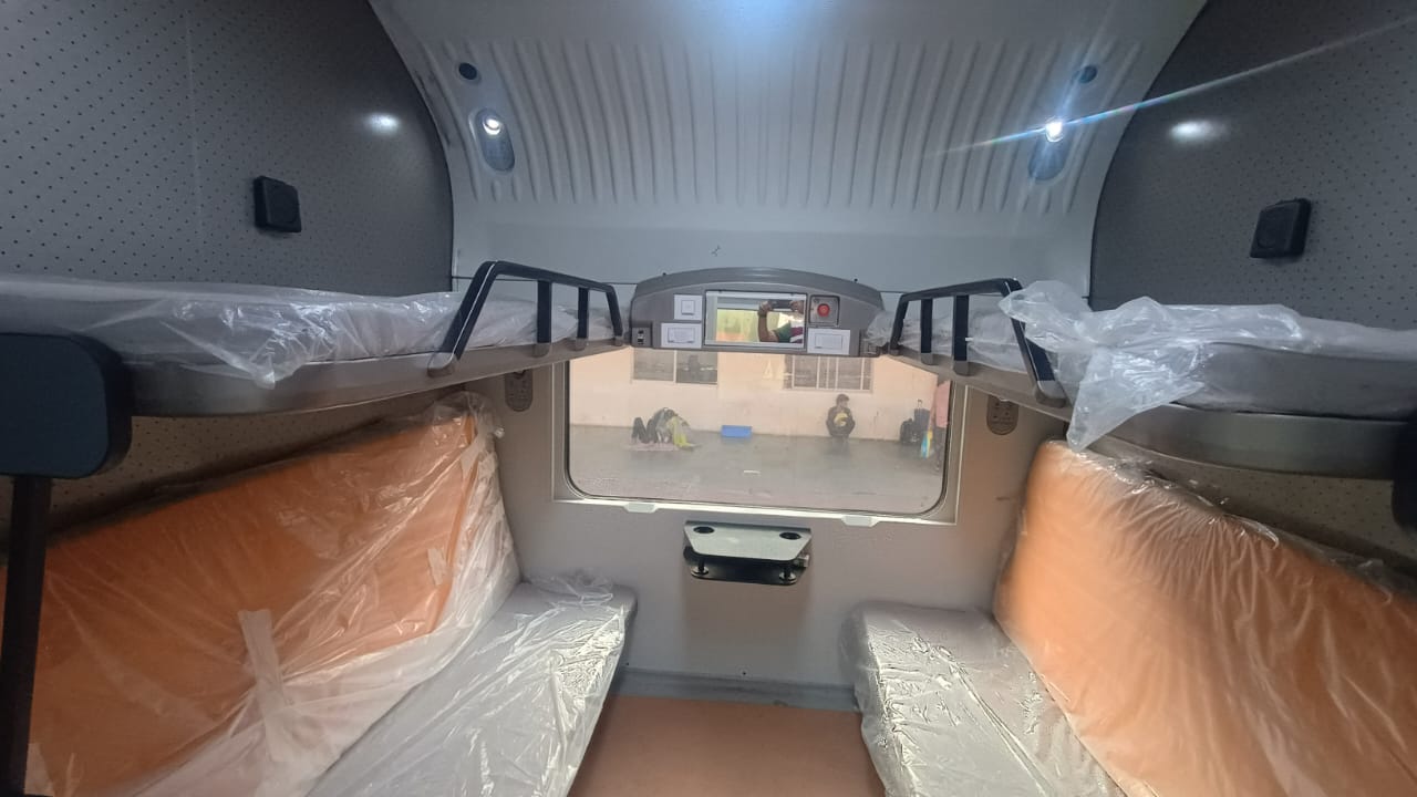 वंदे भारत ट्रेन के कोचों में यात्रियों के लिए लग्जरी सुविधा की गई, कोचों के अंदर आरामदायक स्लीपर बर्थ बनाई गई।