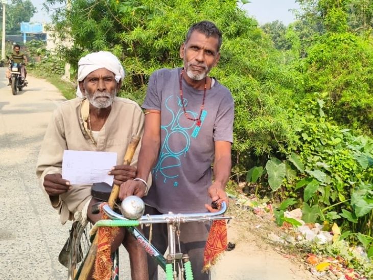 मुजफ्फरपुर के गायघाट में मतदान के लिए साइकिल से बुजुर्ग पिता को लेकर जाता बेटा।