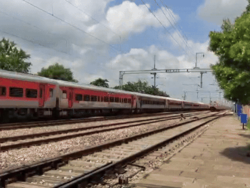 वंदे भारत स्लीपर ट्रेन का 180 प्रति घंटे की रफ्तार से ट्रायल किया गया।