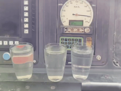 वंदे भारत ट्रेन में 180 किलोमीटर प्रति घंटे की रफ्तार पर भी गिलास से पानी नहीं छलका।