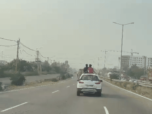 जालंधर कैंट के पास नेशनल हाईवे पर दौड़ती कार से बाहर निकले बच्चे।