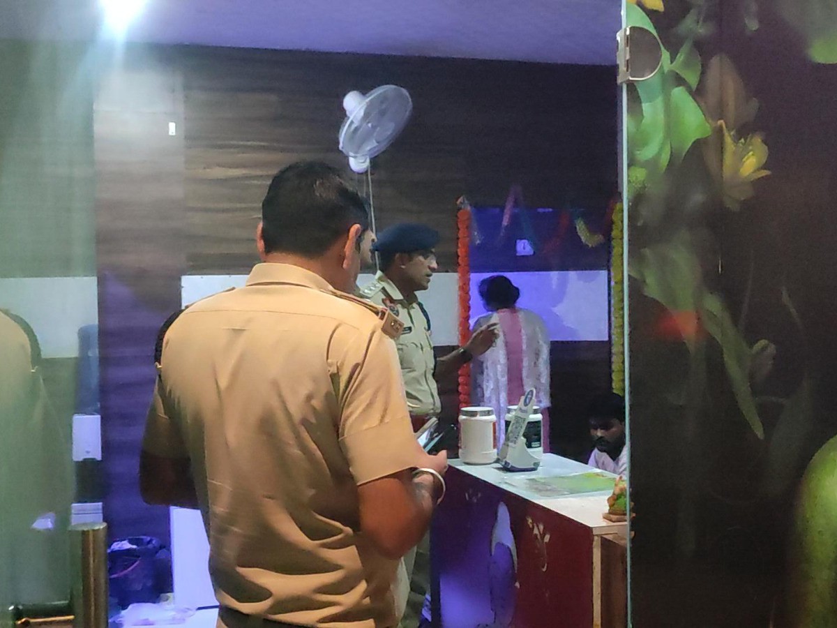 स्पा सेंटर में छापेमारी करती पुलिस।