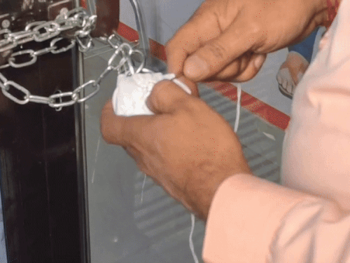 नारनौल में बने मॉल को सील करते हुए नगर परिषद कर्मचारी।