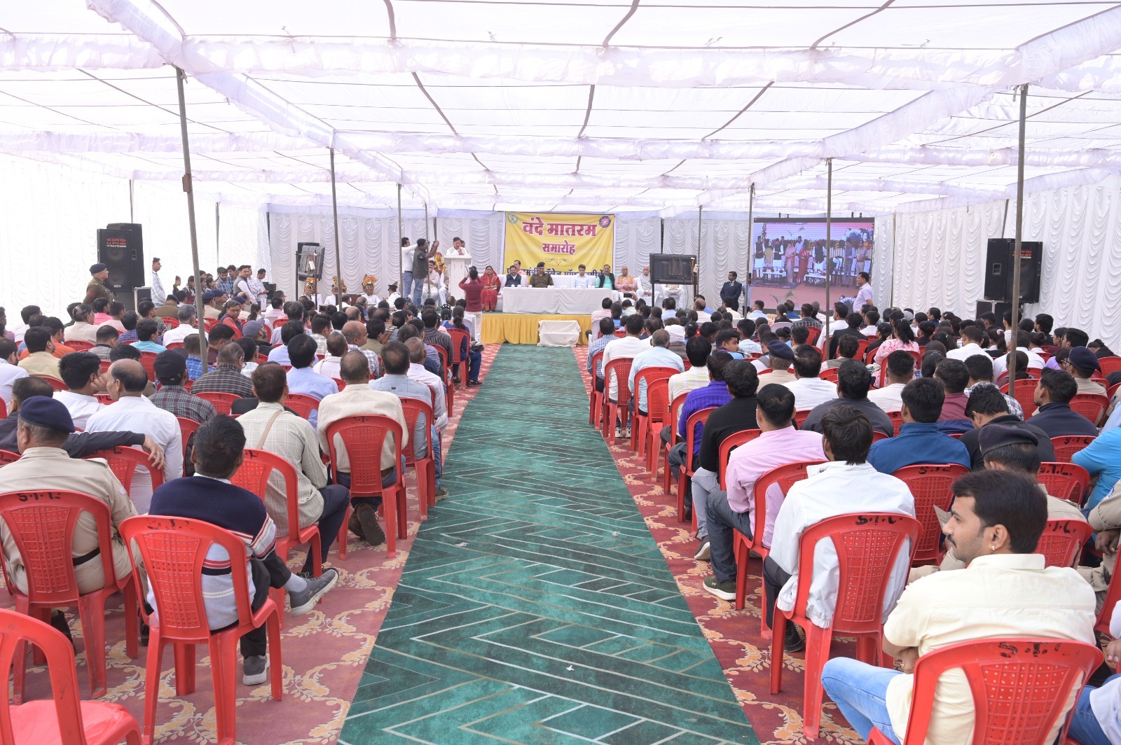 कार्यक्रम में शामिल स्थानीय लोग।