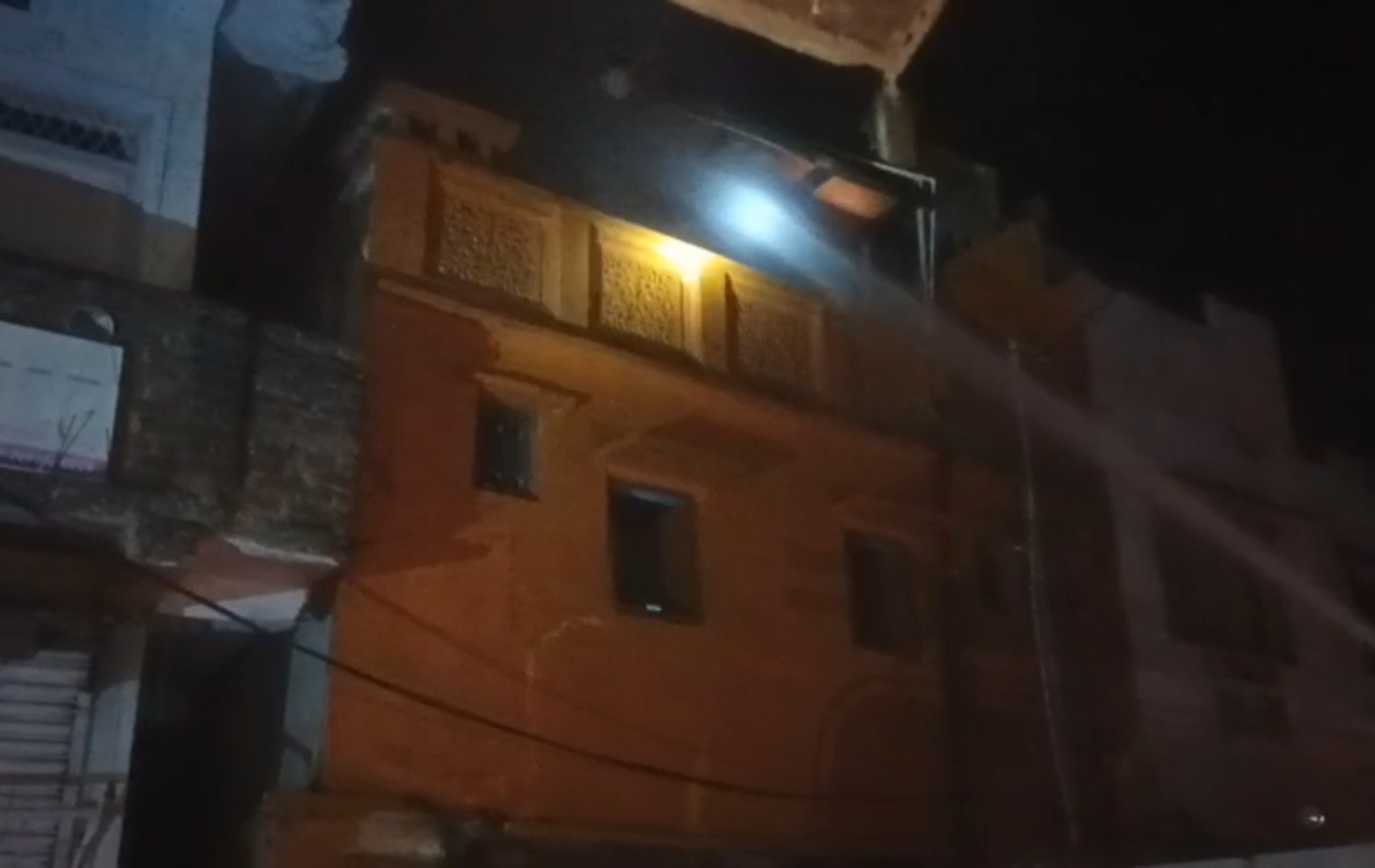 मकान में लगी आग बुझाते हुए फायर कर्मी।