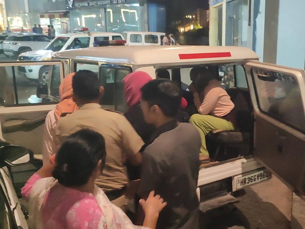 महिलाओं को लेकर जाती पुलिस।