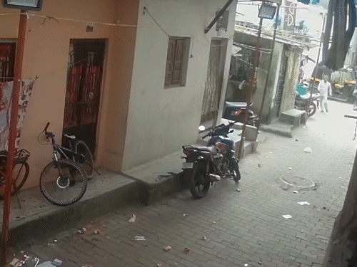 कुत्तों से बचने भागा युवक जमीन पर गिरा:  सिर में चोट लगने से हुआ ब्रेन हैमरेज,रीढ़ की हड्डी में फ्रैक्चर; 12 दिन इलाज के बाद मौत