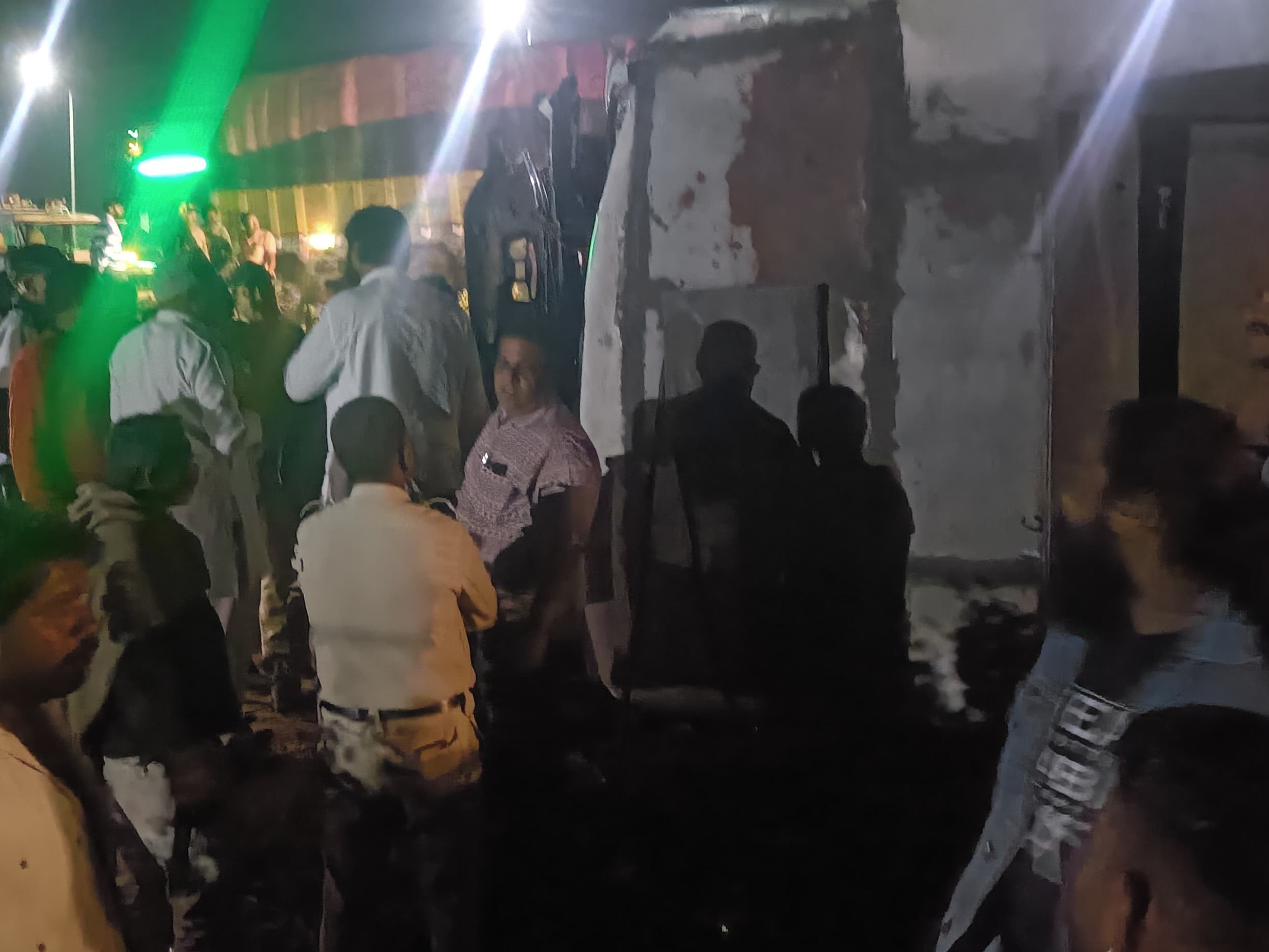 घटना के बाद मौके पर अफरा-तफरी मच गई।