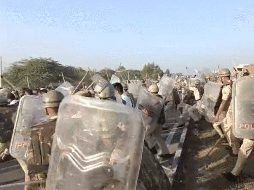 मौके पर करीब 1 घंटे तक तनावपूर्ण स्थिति रही।