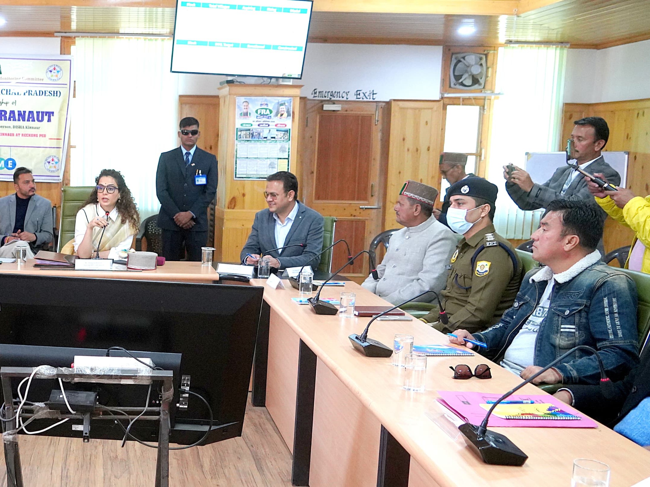किन्नौर में दिशा कमेटी की मीटिंग लेते हुए कंगना रनोट।