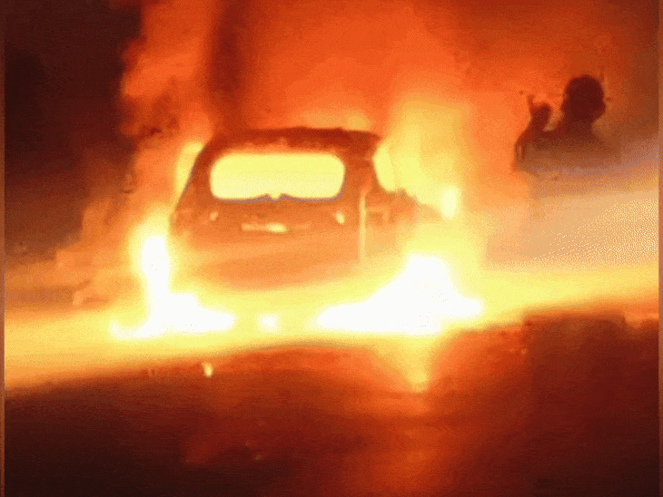 A moving car caught fire in Rajgarh, the driver was trapped inside ...