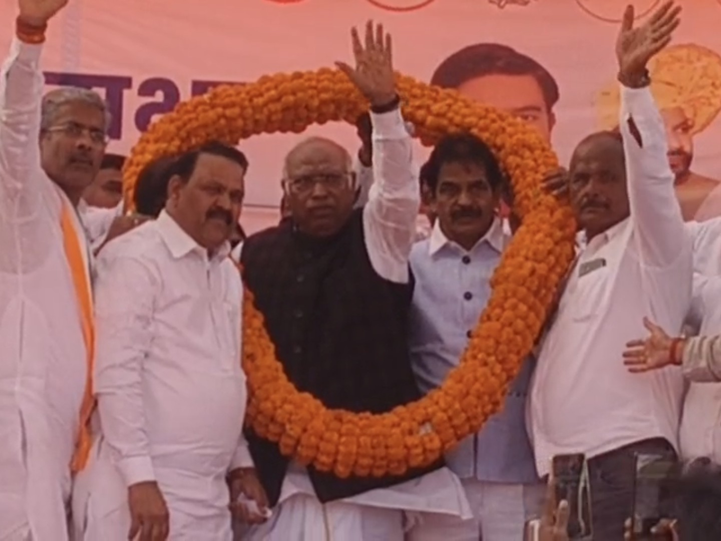 काँग्रेसचे प्रदेशाध्यक्ष मल्लिकार्जुन खरगे यांचे स्वागत.