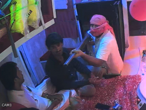 बस में चढ़ते ही बदमाश ने ड्राइवर के सिर पर बंदूक तान दी।