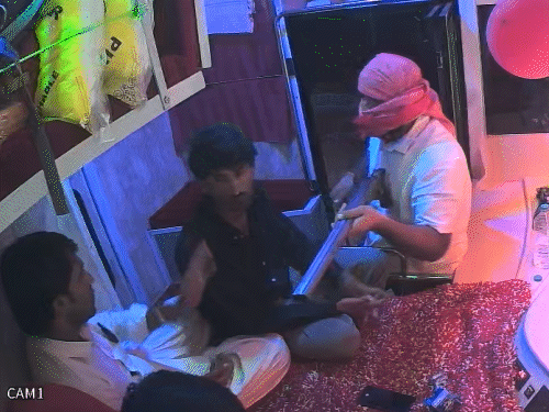 बदमाश ने ड्राइवर के पास बैठे एक युवक को थप्पड़ मारा।