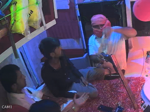 बदमाशों ने ड्राइवर को कंडक्टर के सामने बंदूक से गोली के खोखे निकालकर दिखाए।