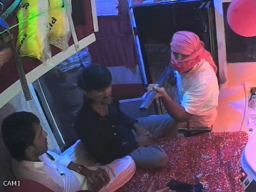 बदमाश ड्राइवर और कंडक्टर को धमकाकर बस से उतर गए।