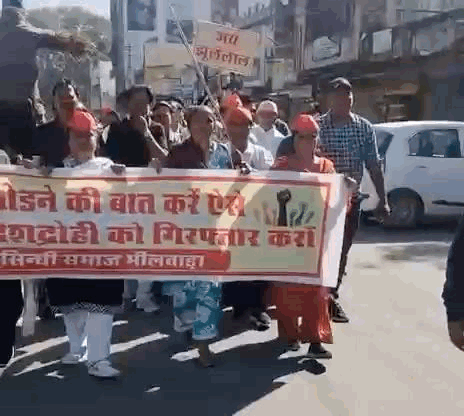 प्रदर्शन के दौरान महिलाएं भी शामिल हुई