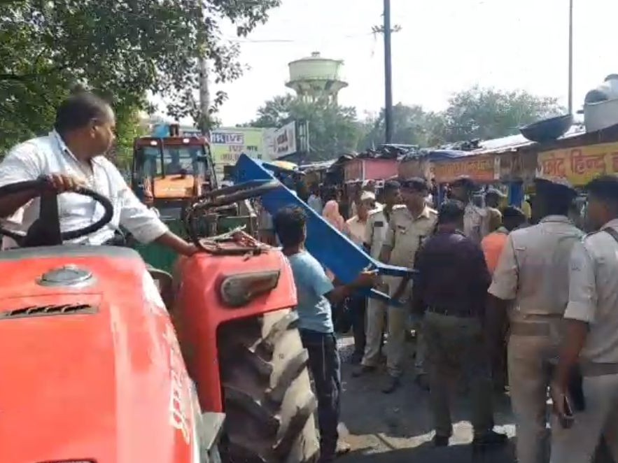 धनबाद स्टेशन रोड पर चला अतिक्रमण हटाओ अभियान:  नगर निगम और ट्रैफिक पुलिस का एक्शन, रोड जाम की शिकायत पर की कार्रवाई – Dhanbad News