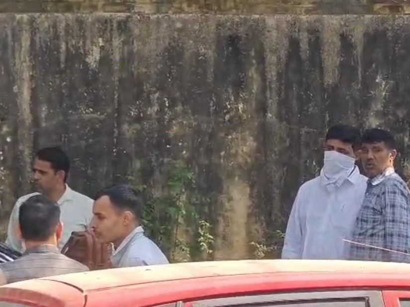 आरोपी पटवारी को लेकर जाती विजिलेंस टीम।