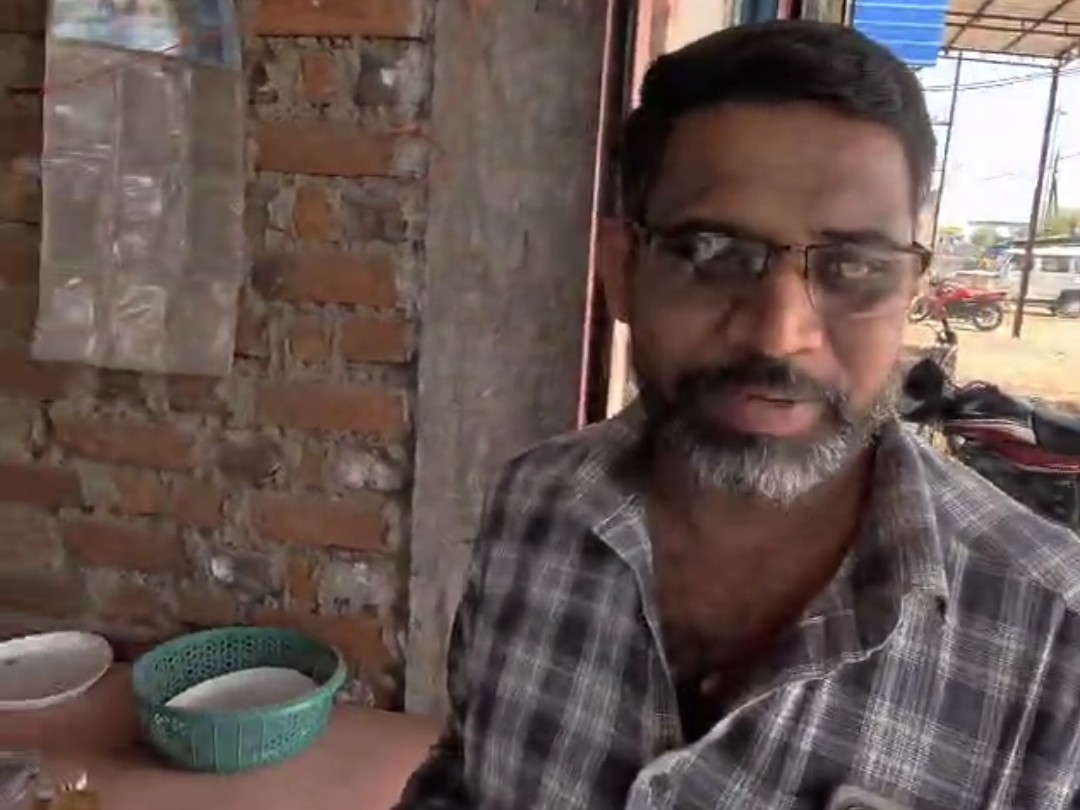 दुकान के बाहर मौजूद व्यक्ति जिसने दी छात्र को शराब।