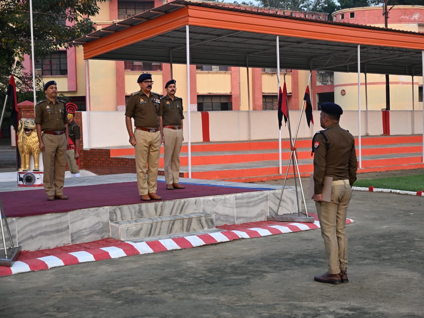 परेड की सलामी लेते एसपी