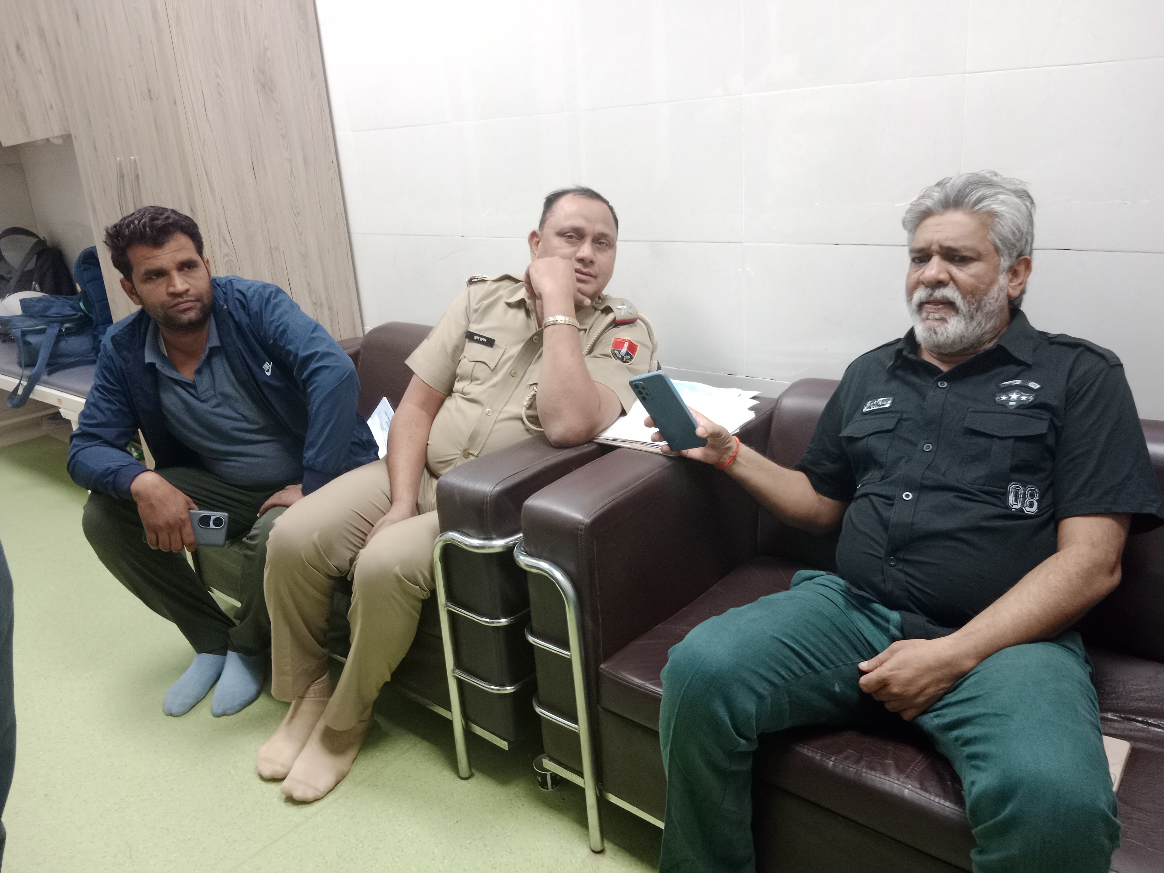 मेडिकल कॉलेज के प्रिंसिपल डॉ. एमएम पुकार (ब्लैक शर्ट) ने कोतवाली पुलिस को मामले की जानकारी दी।