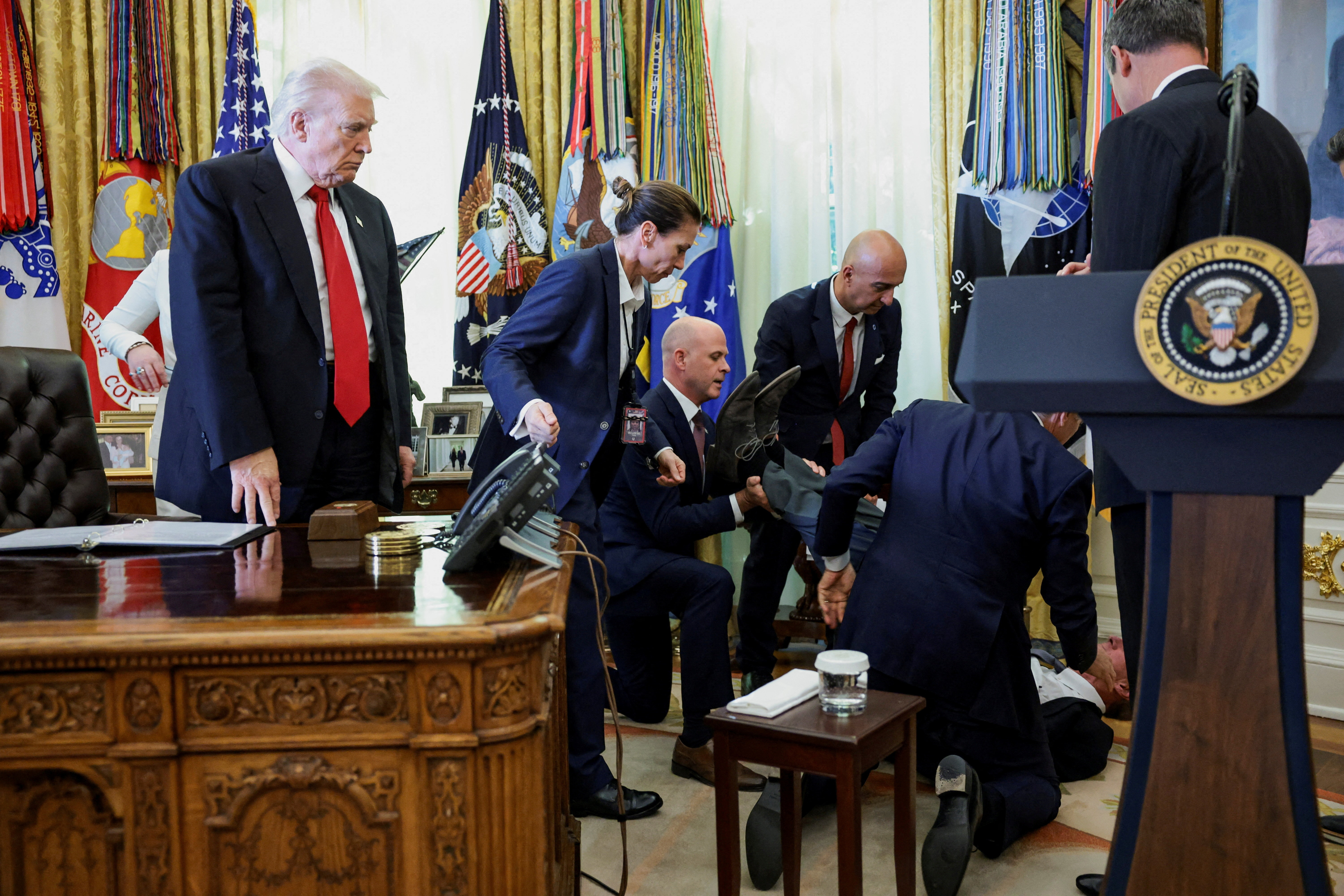 मेहमत ओज ने अधिकारी को जमीन पर आराम से लिटाने में मदद की, जिससे उनका सिर जमीन से टकराने से बच गया।