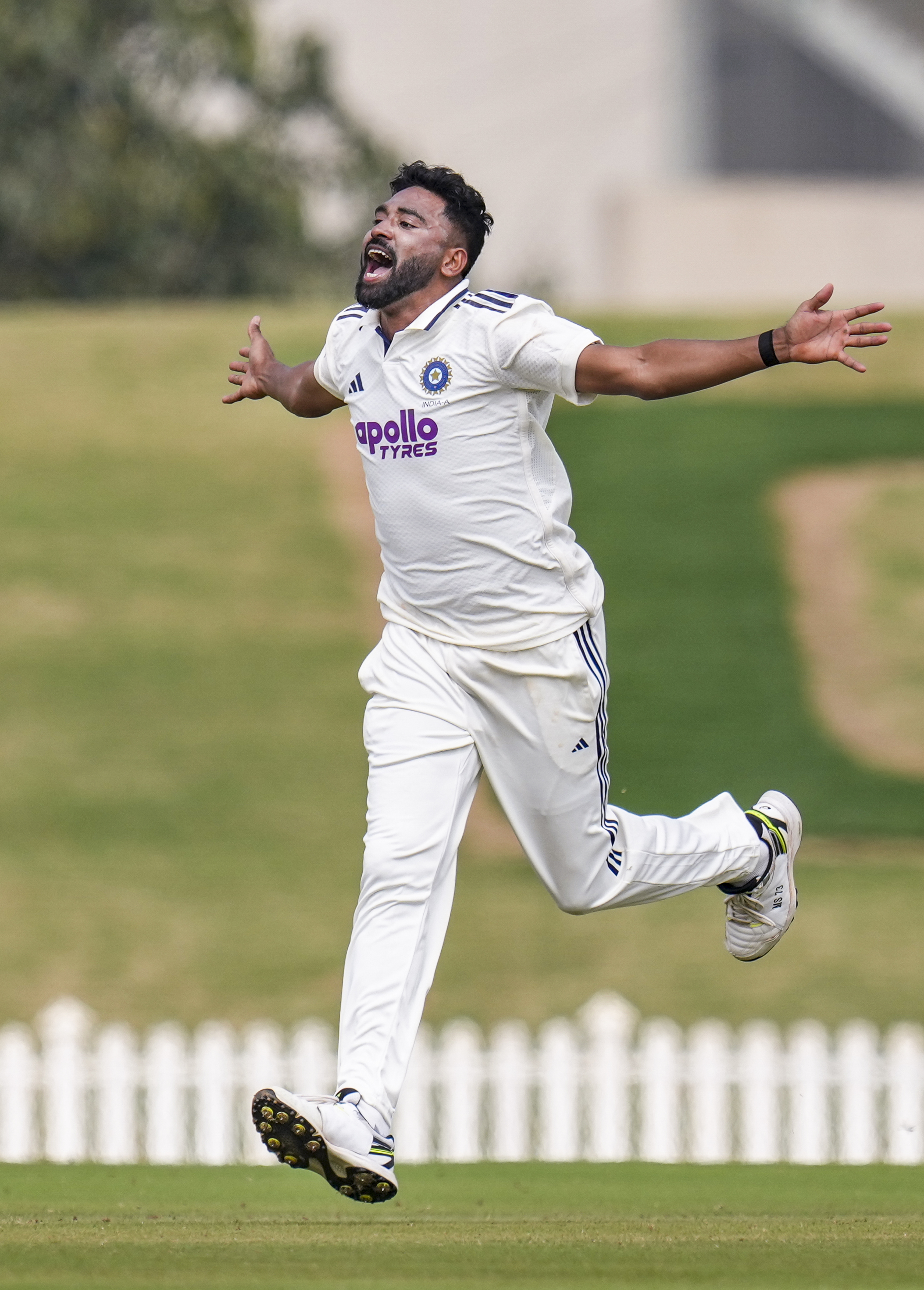 मोहम्मद सिराज ने दूसरी पारी में अब तक 2 विकेट झटके हैं।