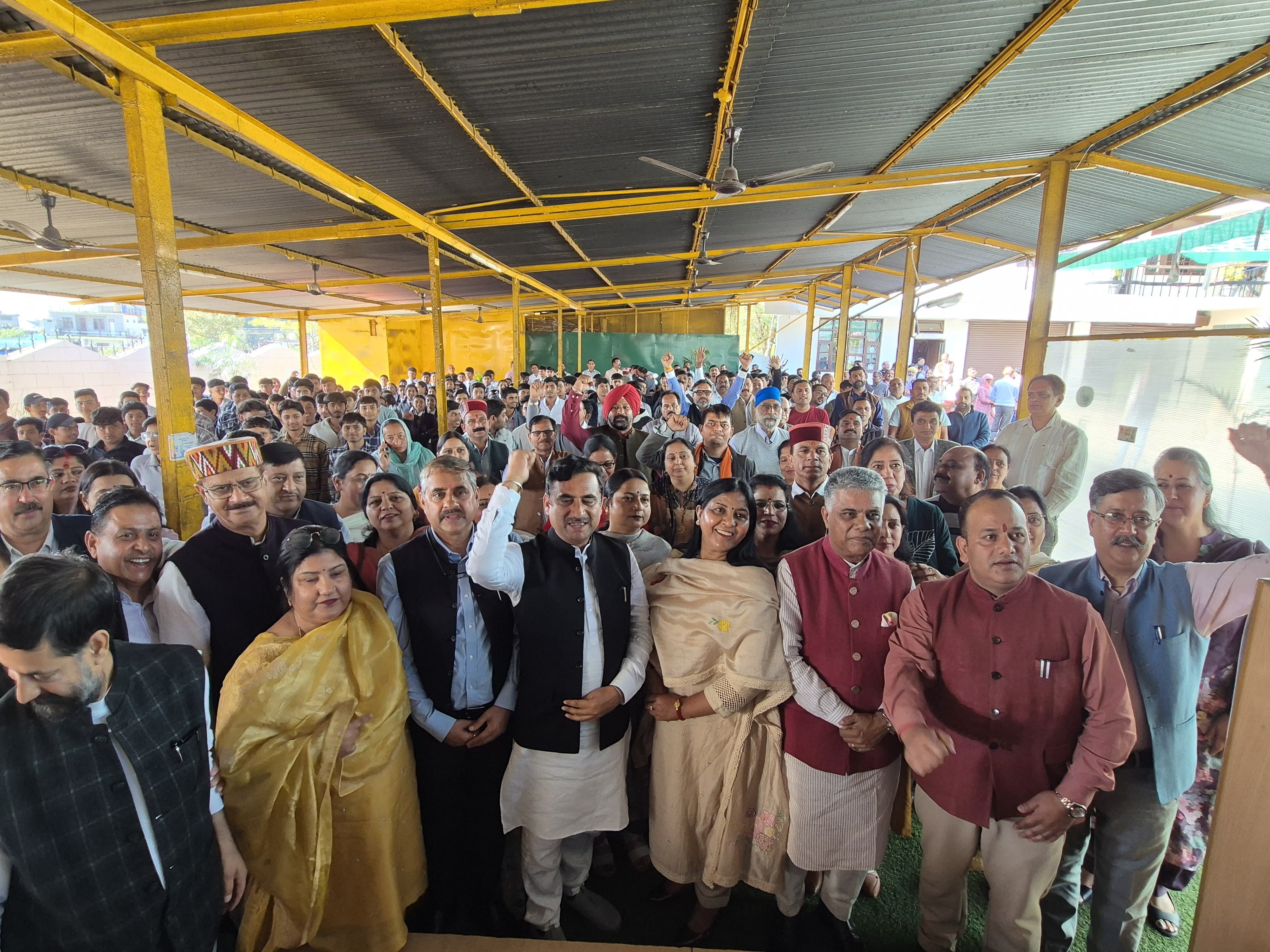 वंदेमातरम की 150वीं वर्षगांठ पर आयोजित कार्यक्रम में उपस्थित लोग