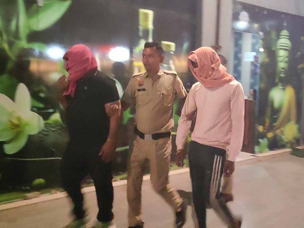 हिरासत में लिए गए युवकों को लेकर जाती पुलिस।