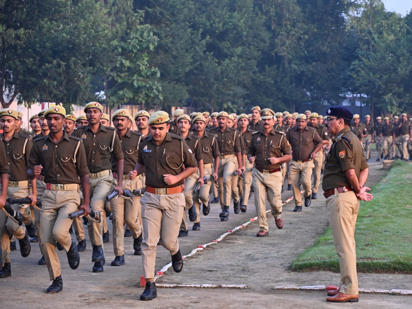 पुलिसकर्मियों ने एसपी के सामने दौड़ लगाई।