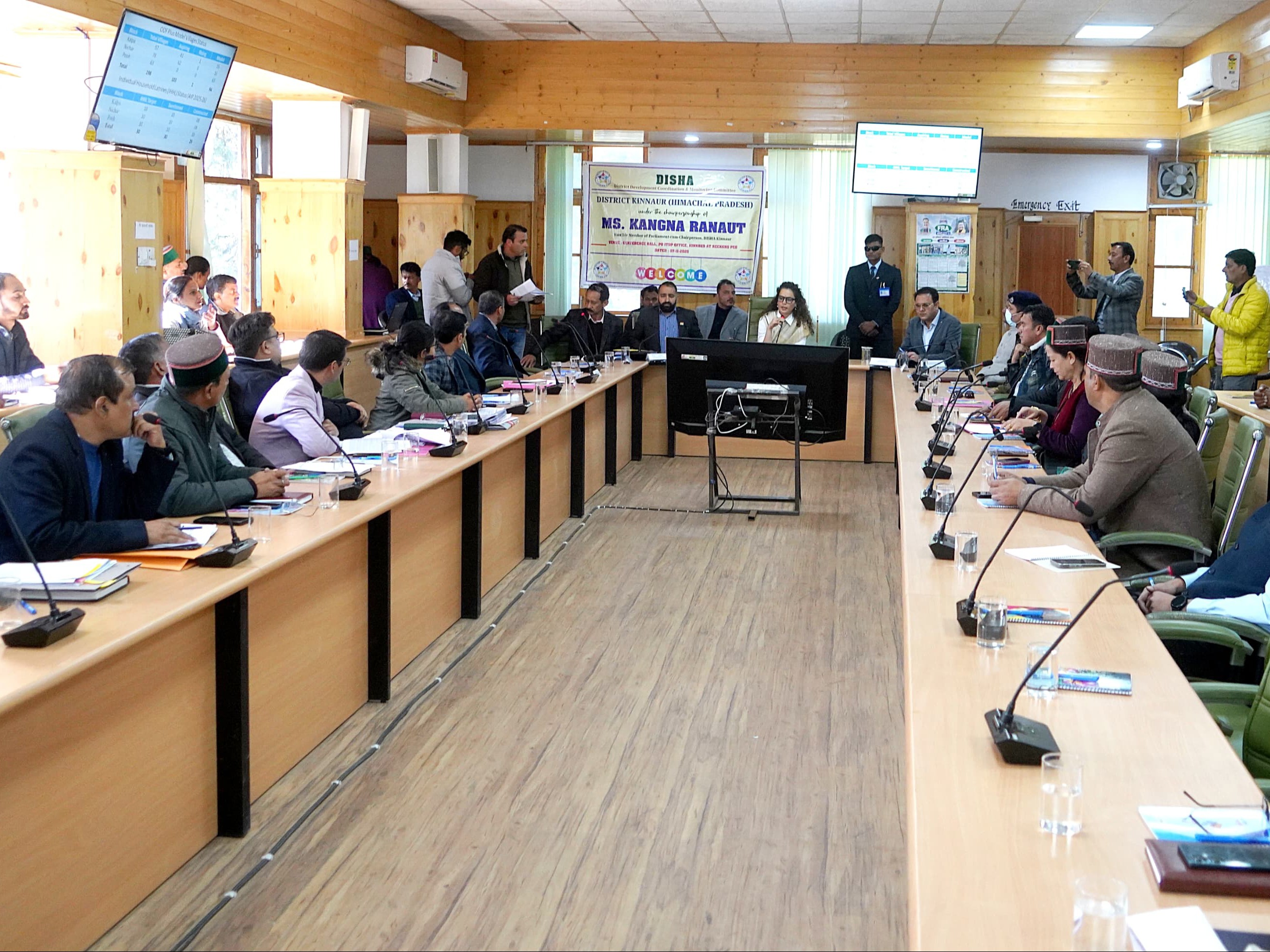 ट्राइबल जिला किन्नौर में दिशा कमेटी की मीटिंग लेते हुए सांसद।