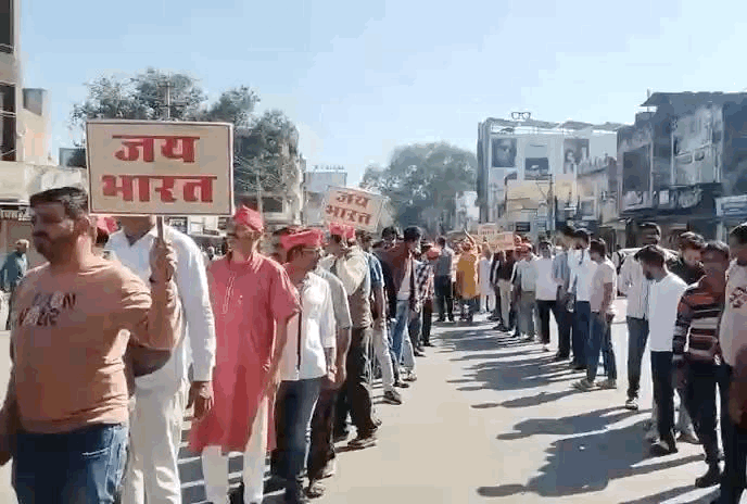 बड़ी संख्या में सिंधी समाज के लोग रैली में शामिल हुए