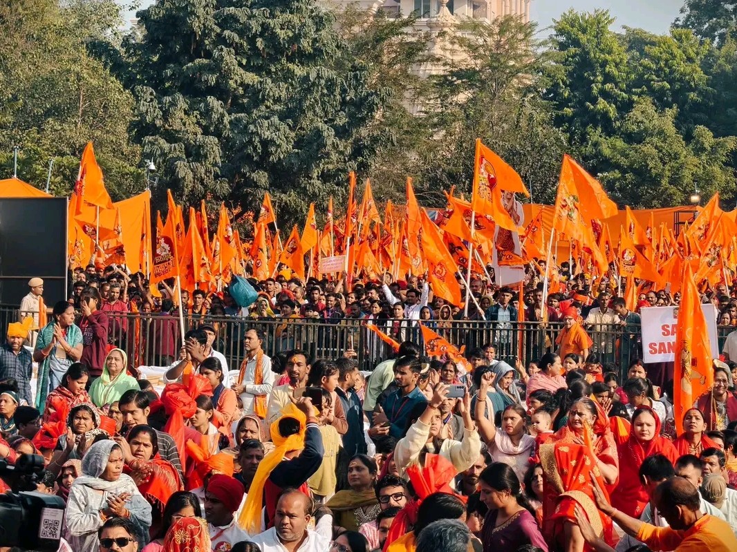 पं. धीरेंद्र कृष्ण शास्त्री की यात्रा में बड़ी संख्या में लोग शामिल हुए हैं।