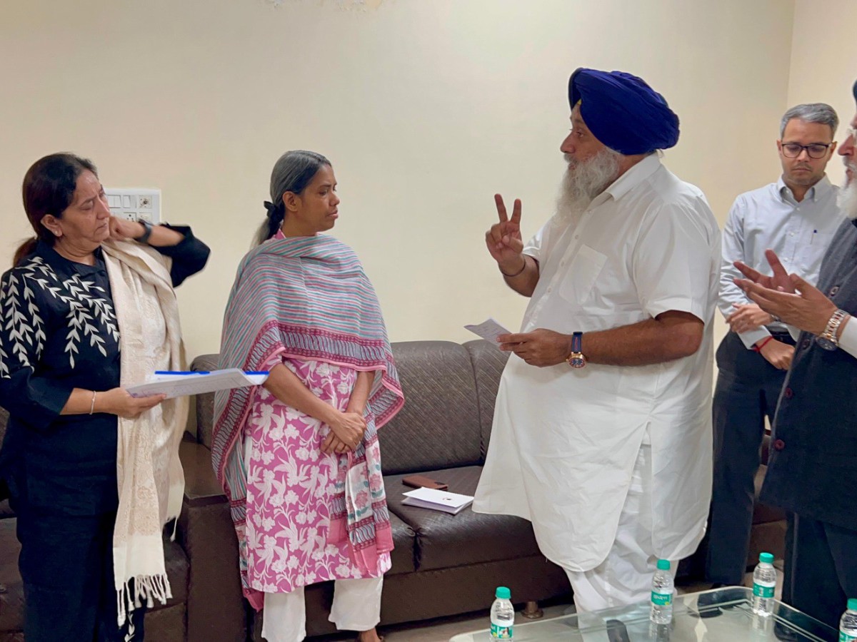 चुनाव पर्यवेक्षकों से शिकायत करते सुखबीर सिंह बादल