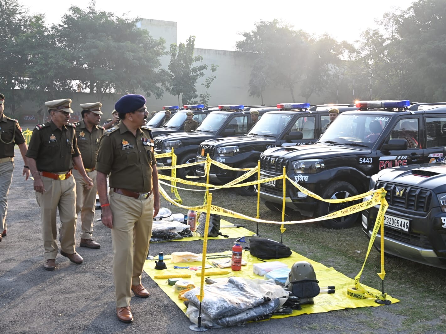 पुलिस के सुरक्षा संबंधी उपकरणों को एसपी ने परखा।