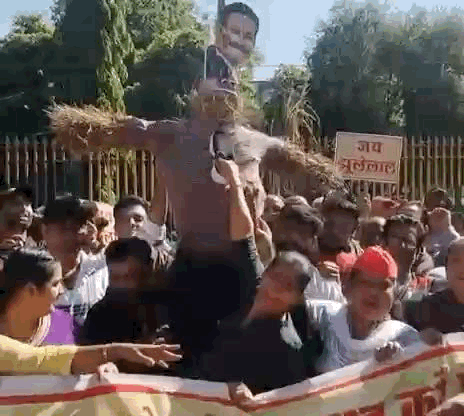 पुतले को जूते मारे ओर प्रदर्शन किया।