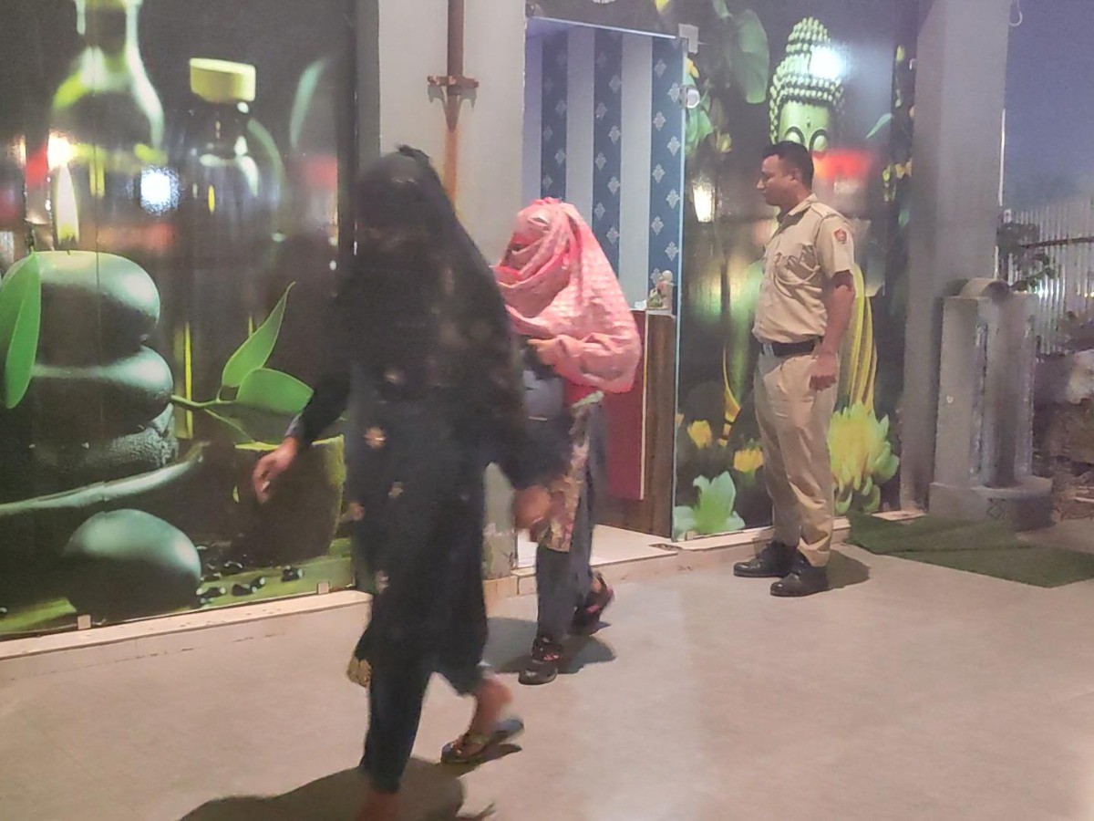 स्पा सेंटर से युवतियों को बाहर निकालती पुलिस।