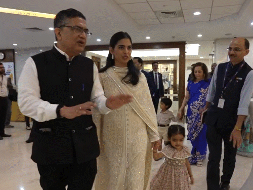 NSE में लिस्टिंग इवेंट पर आनंद पिरामल की पत्नी ईशा अंबानी अपने बच्चों के साथ पहुंचीं।
