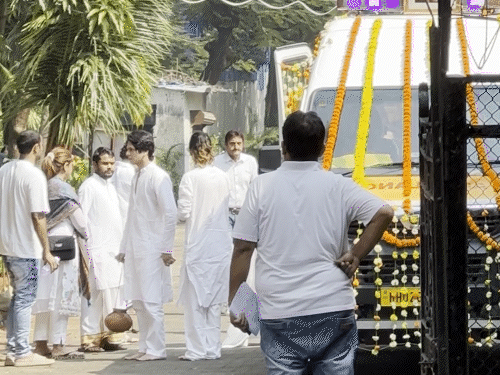 सुलक्षणा पंडित का अंतिम संस्कार 7 नवंबर को हुआ।