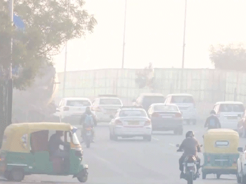 दिल्ली में शुक्रवार सुबह कई इलाकों में एयर क्वालिटी खराब होने के कारण धुंध छाई रही।