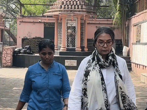 शबाना आजमी सुलक्षणा पंडित को श्रद्धांजलि देने पहुंची थीं।